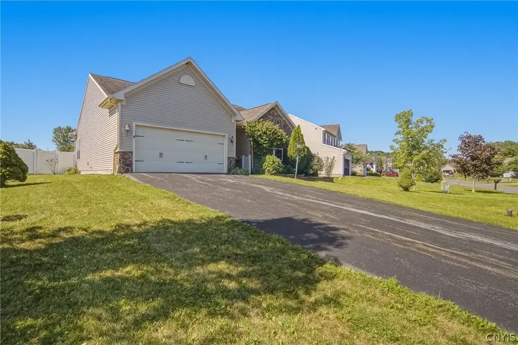 12 Cross Country Drive, Van Buren