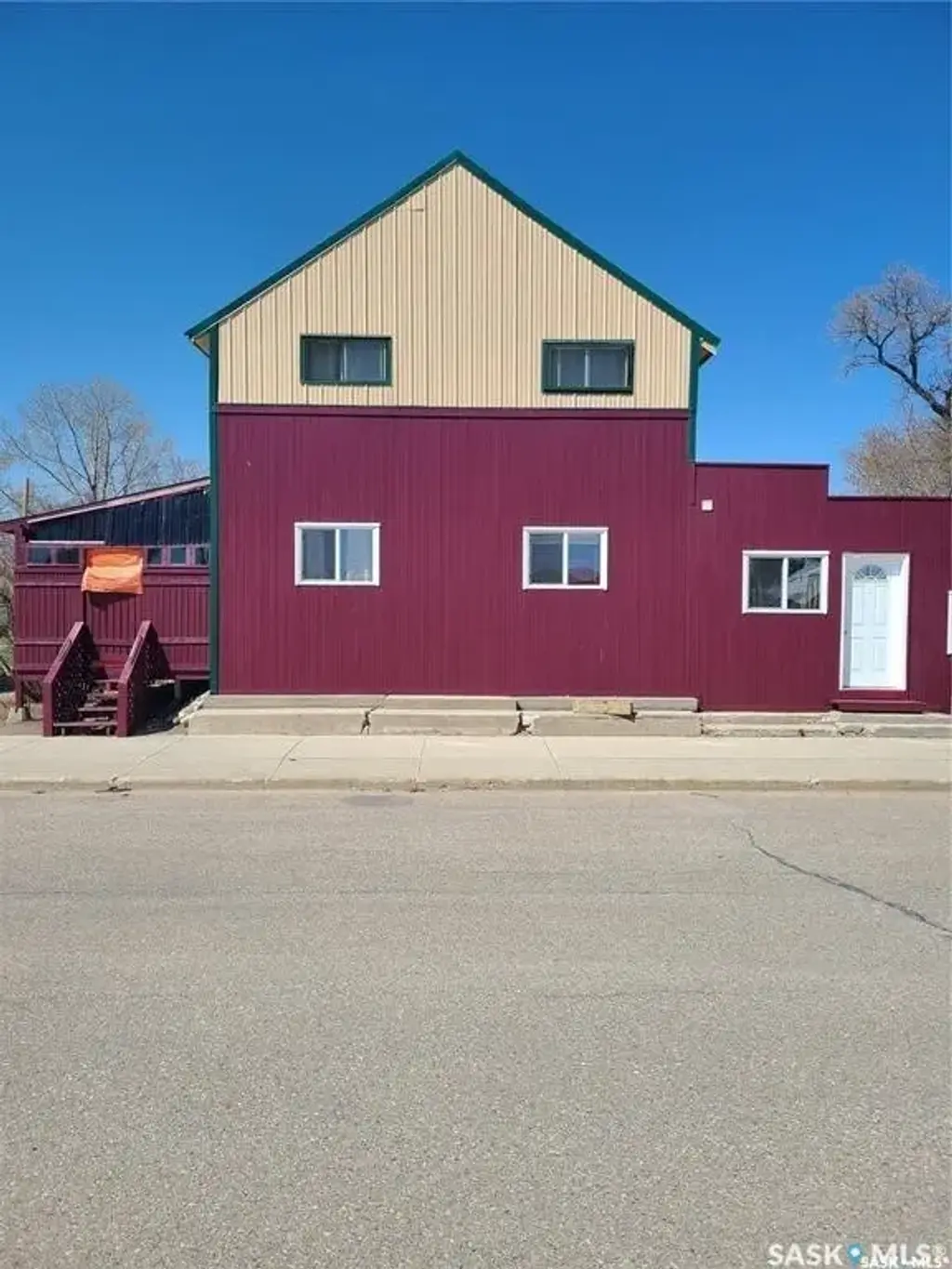 48 Main Street, Manor