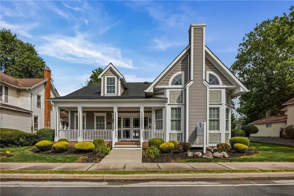 38 East Avenue, Parma