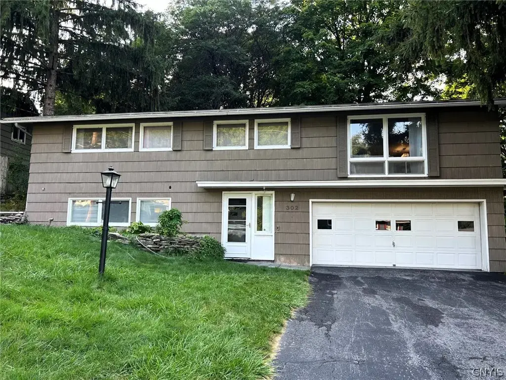 302 Oakridge Drive, Camillus