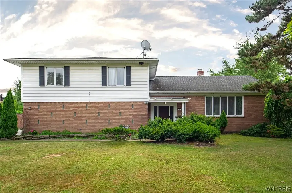 66 Four Seasons Road W, Amherst