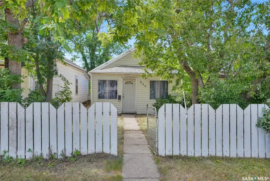 840 Grey Avenue, Moose Jaw
