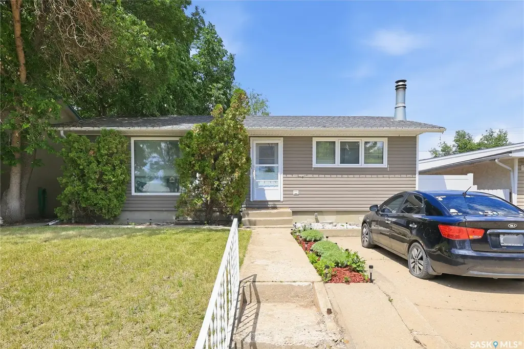 1434 Hochelaga Street W, Moose Jaw