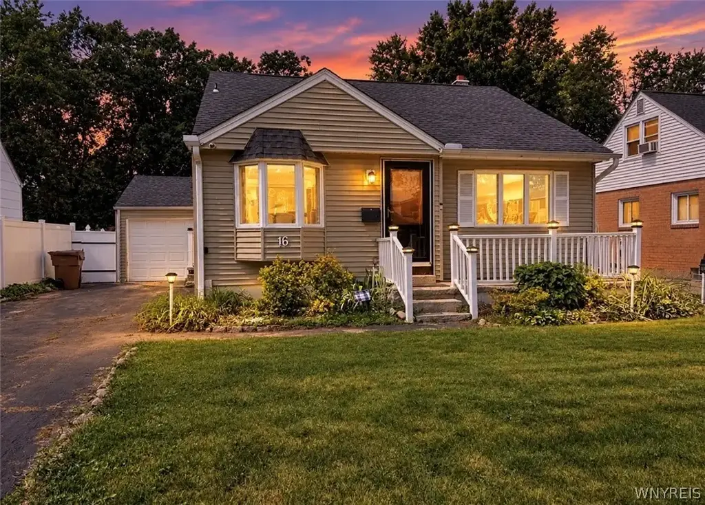 16 Woodridge Avenue, Cheektowaga
