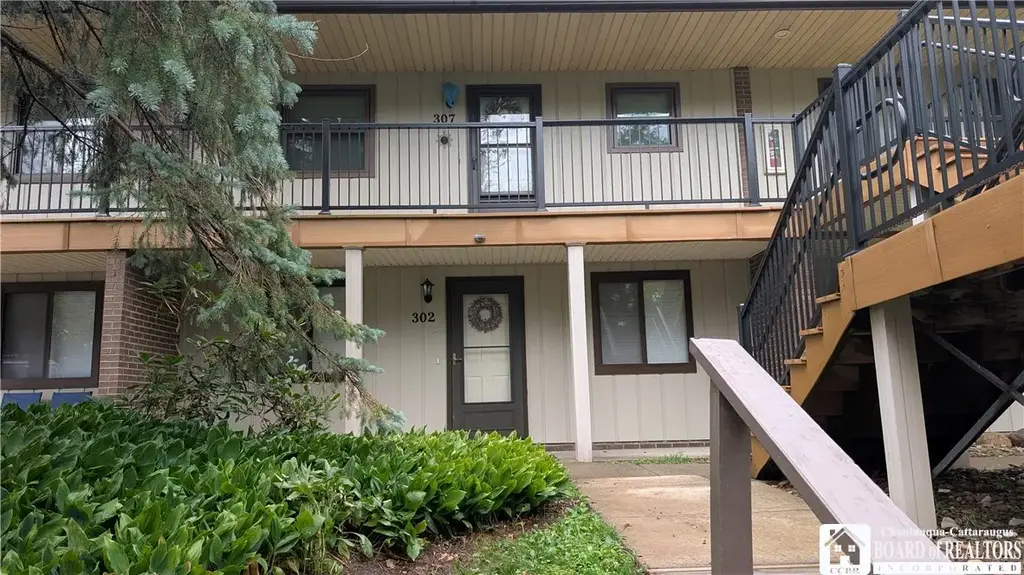 302 Edgewater Drive, Westfield