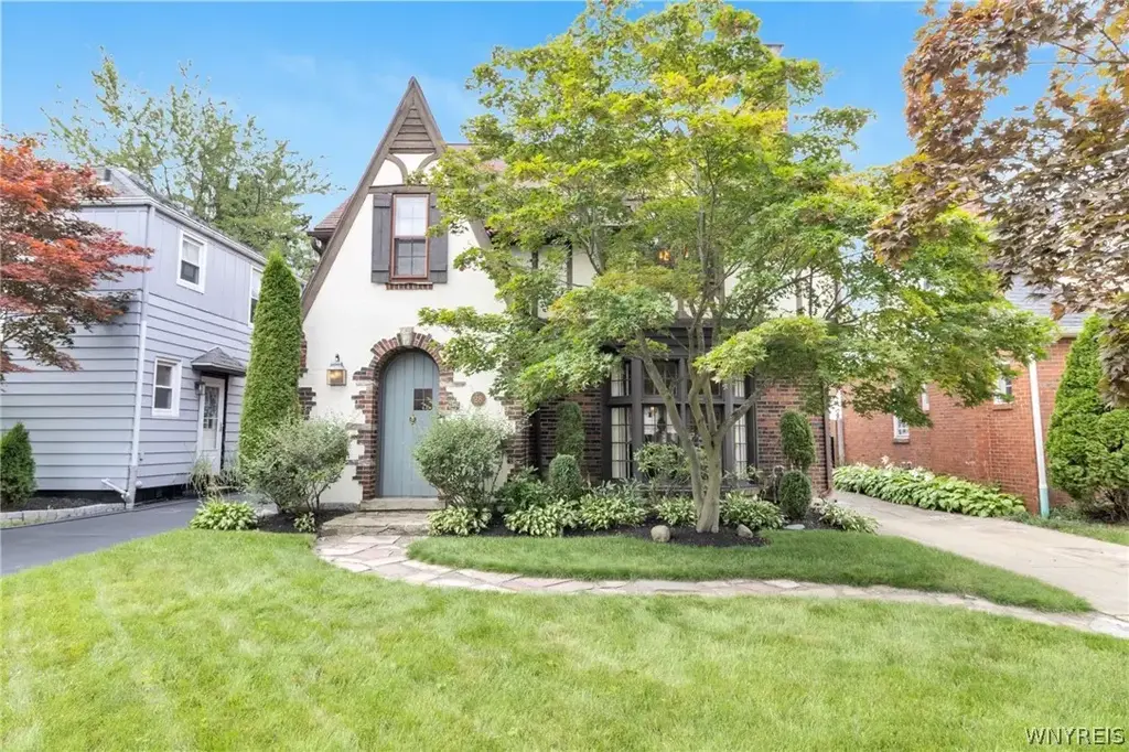28 Bissell Drive, Amherst
