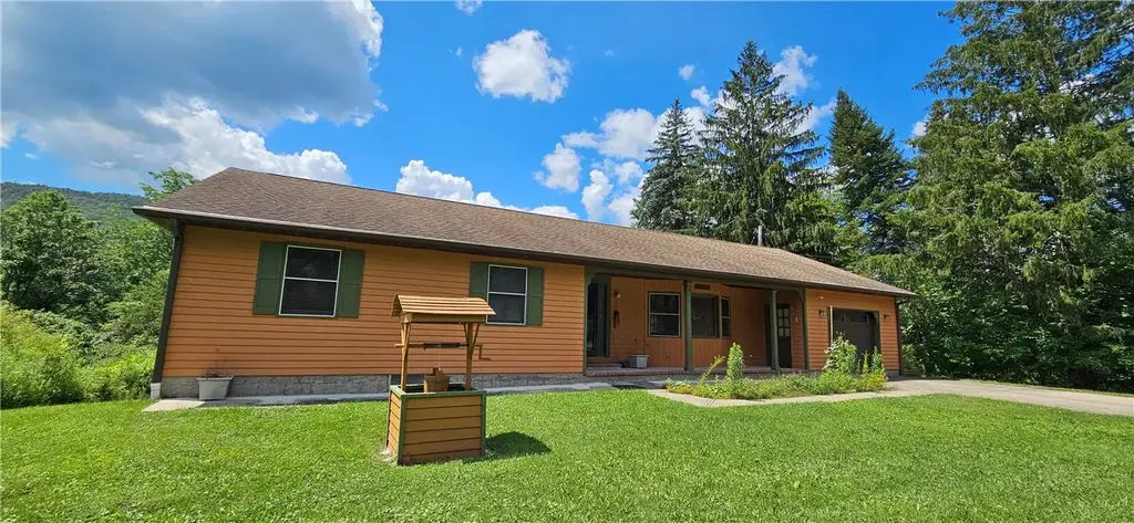 696 County Highway 3, Middletown