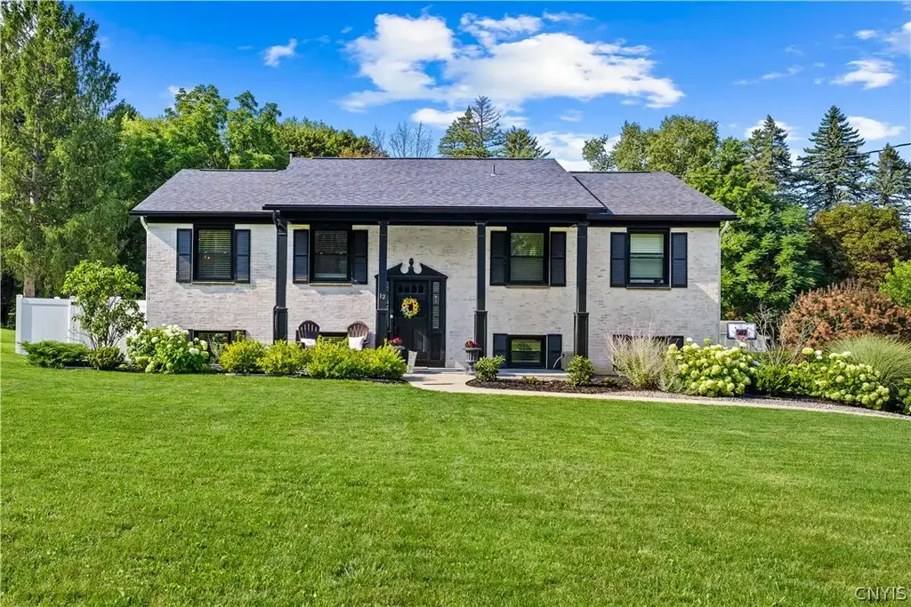 12 Woodberry Road, New Hartford