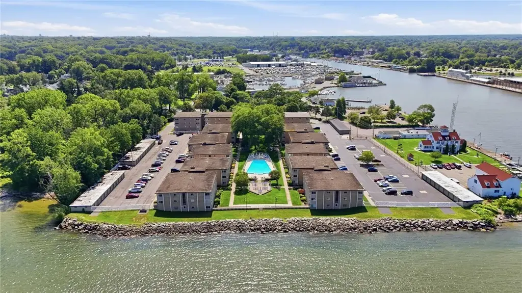 811 Westage At The Harbor, Irondequoit