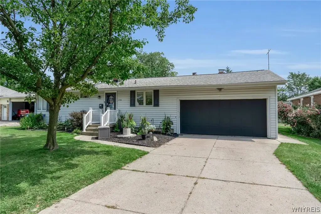 208 Royal Parkway W, Amherst