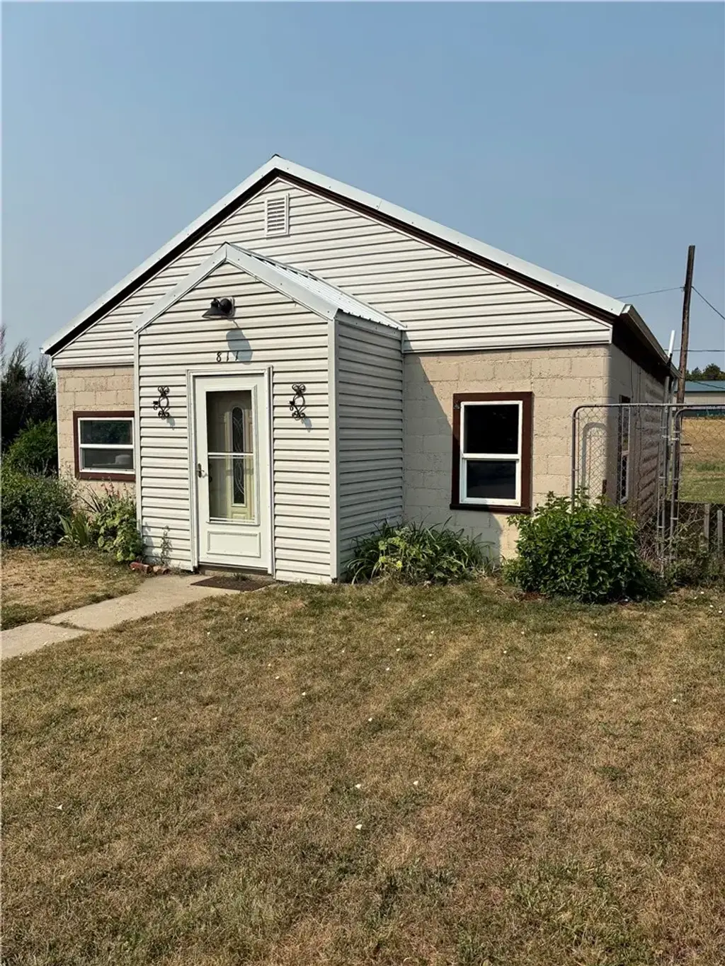 811 6th Street W, Roundup