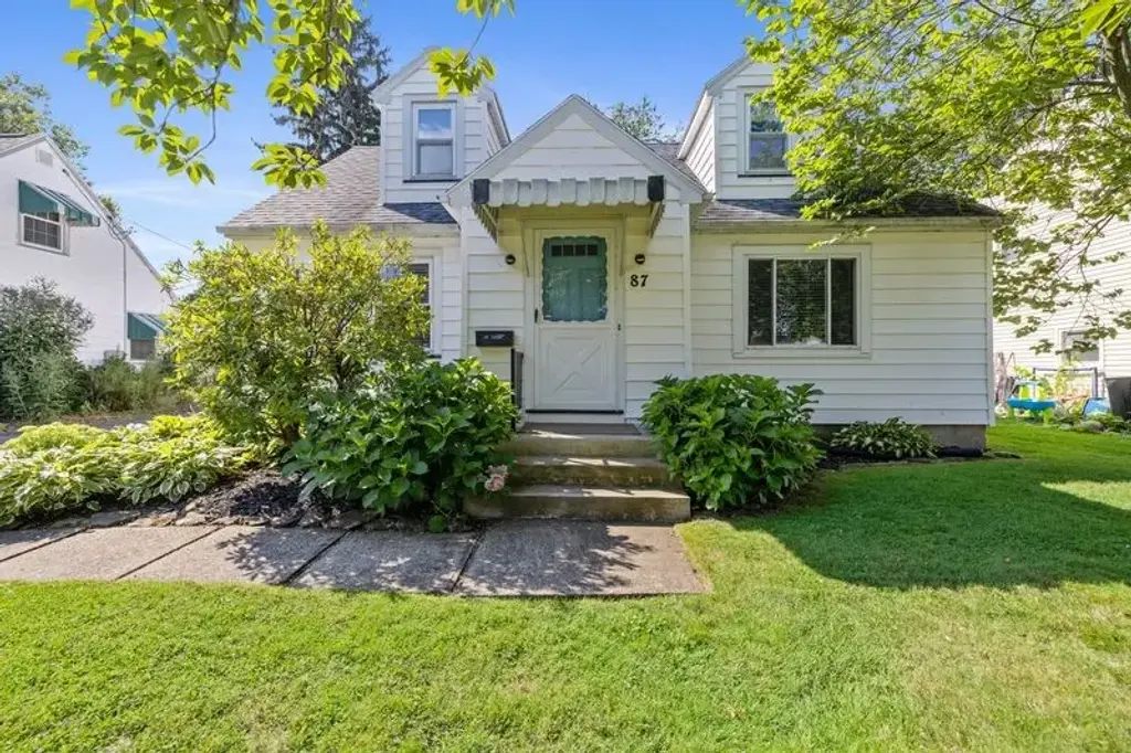87 Traymore Road, Irondequoit
