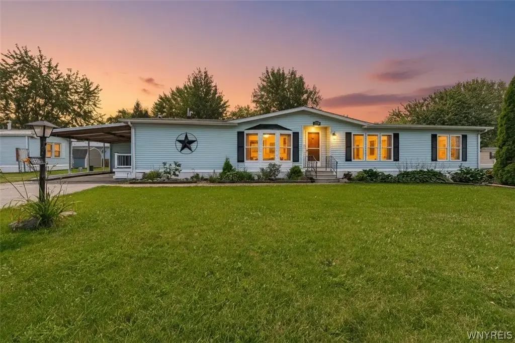 373 Knotty Pine Drive, Lockport Town