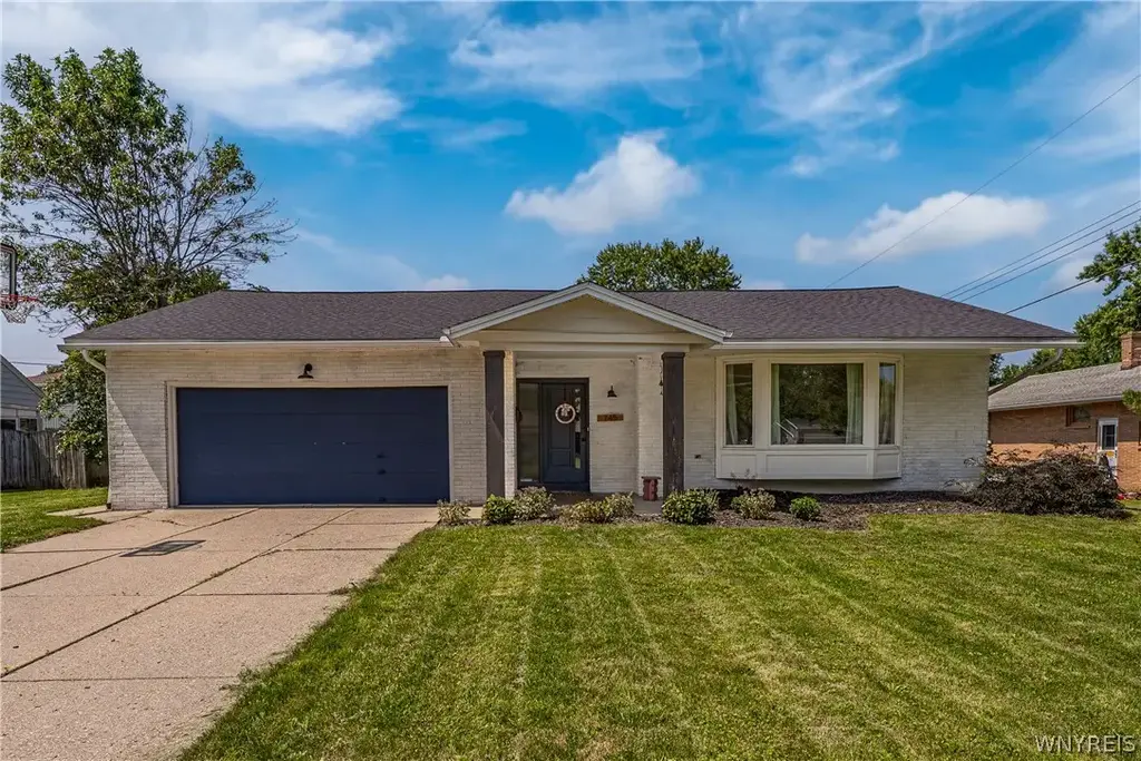 145 E Maplemere Road, Amherst