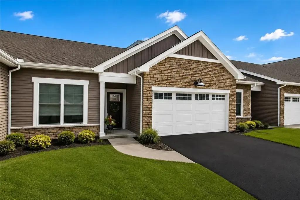 127 Cedarway Circle # 402, Webster