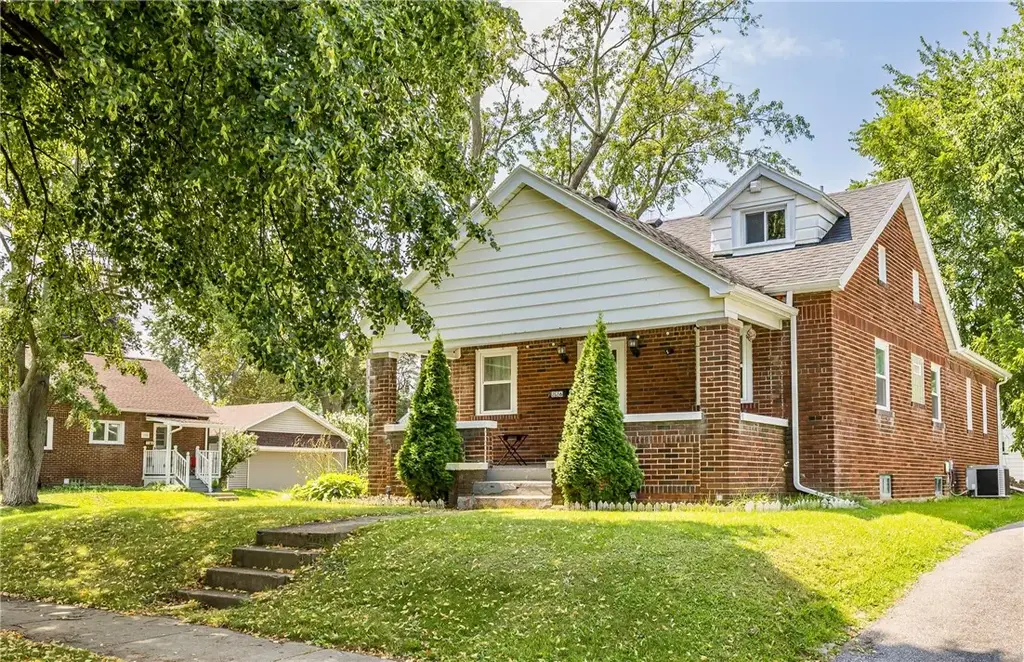 226 Crestwood Boulevard, Gates