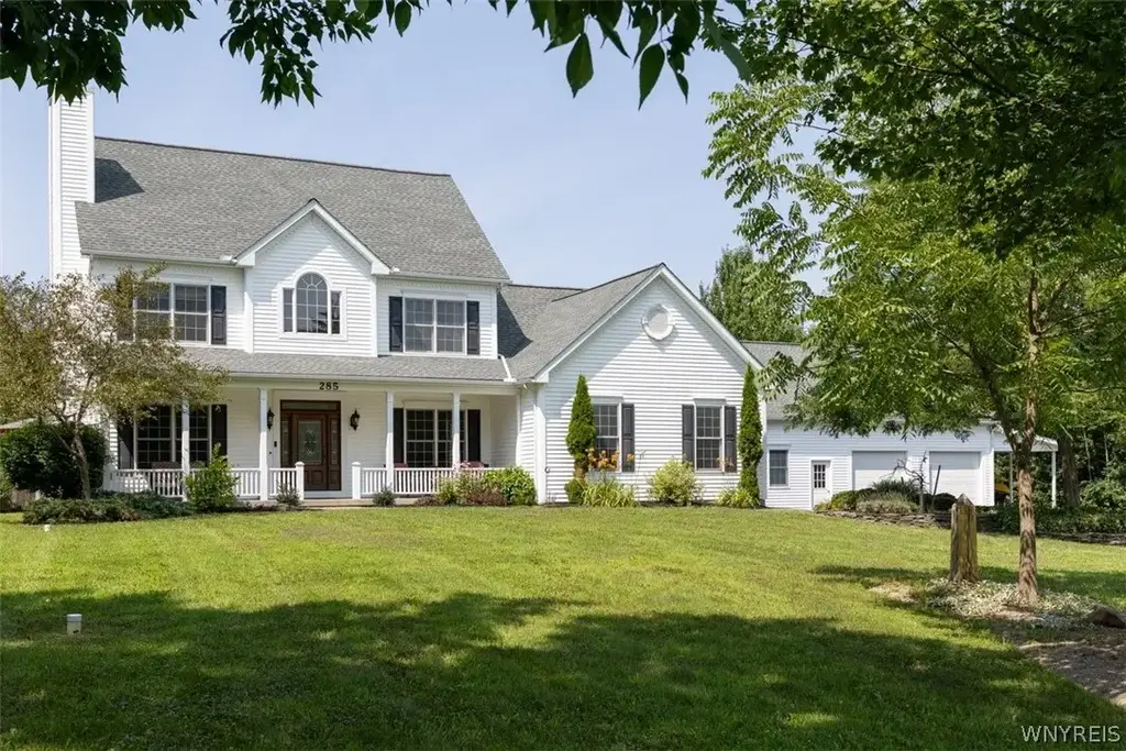 285 Cook Road, Aurora