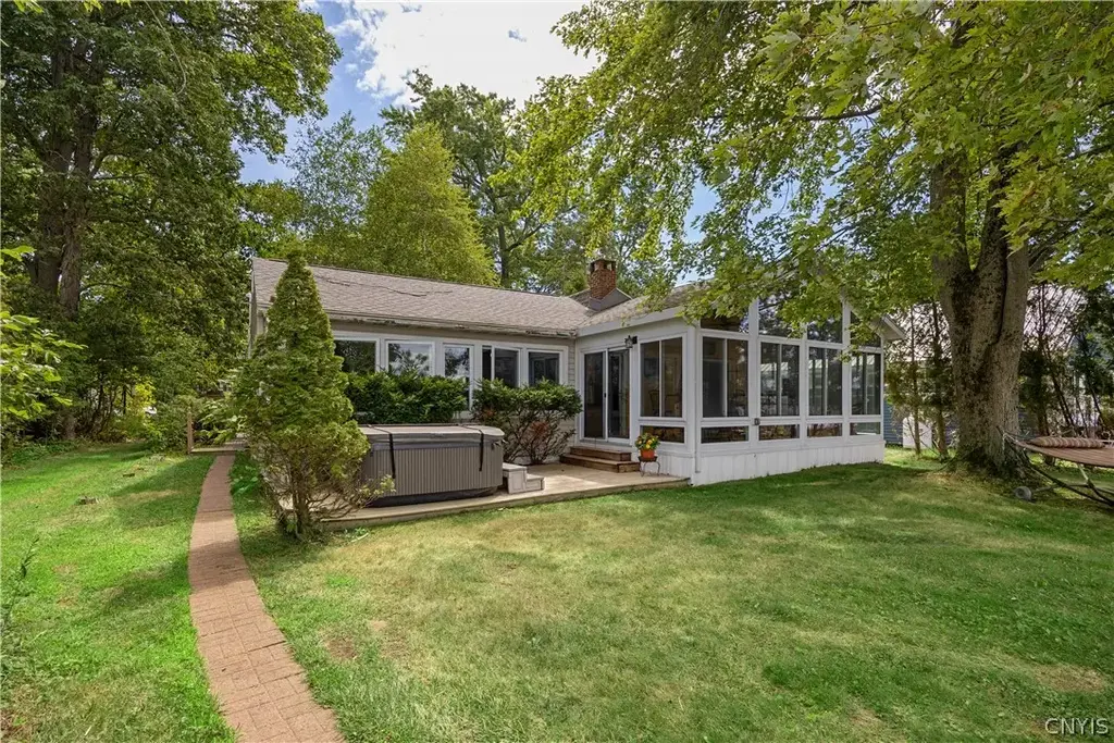 6331 Lakeshore Road S, Verona
