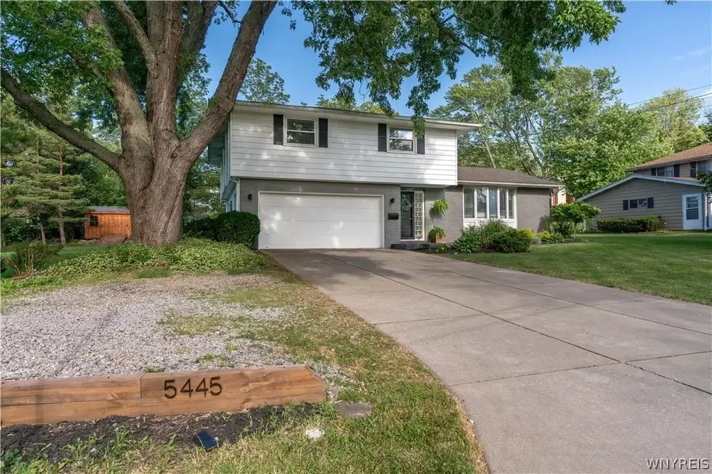 5445 Sterling Road, Hamburg