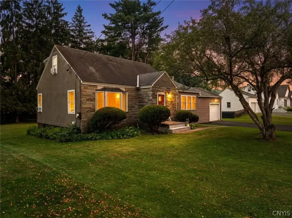 13 Glendale Avenue, New Hartford