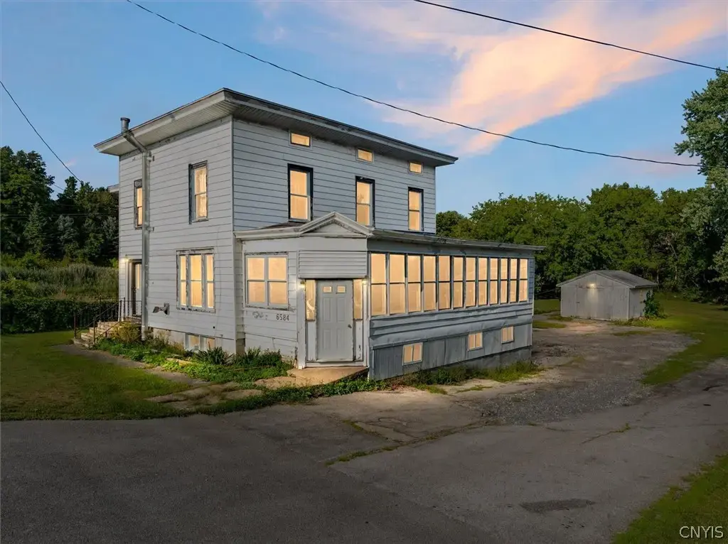 6584 Canton St, Van Buren