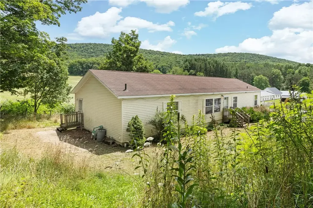 1014 County Highway 33, Middlefield
