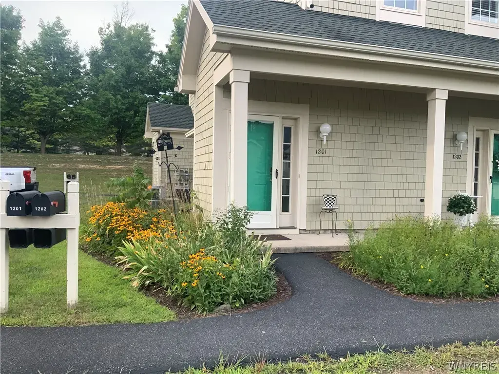 1201 Greymoor, Lysander