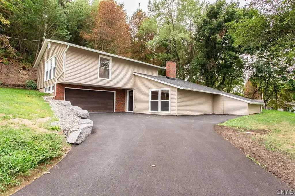 109 Hallmore Drive, Camillus
