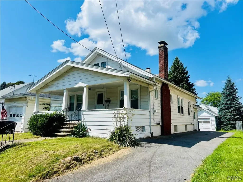1233 N Glencove Road, Syracuse