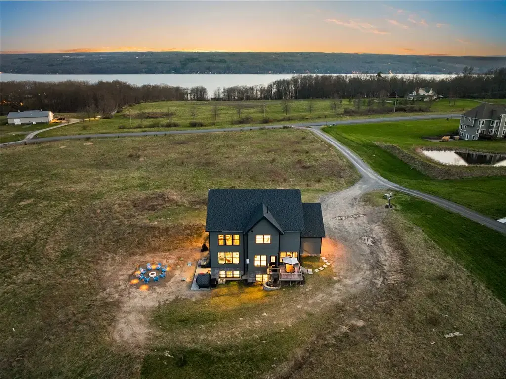 31 Lake Forest Drive, Lansing