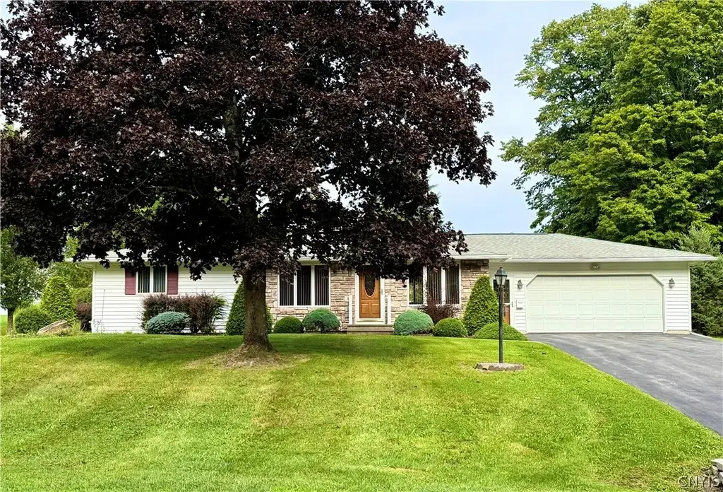 155 Valley View Road, New Hartford