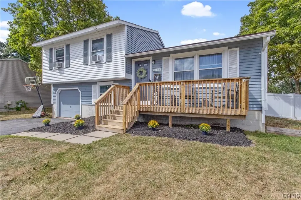 7388 Oakpost Road, Clay