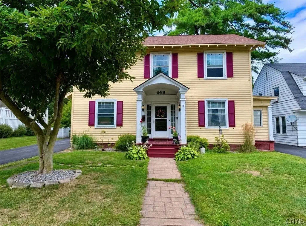 649 Parkway E, Utica