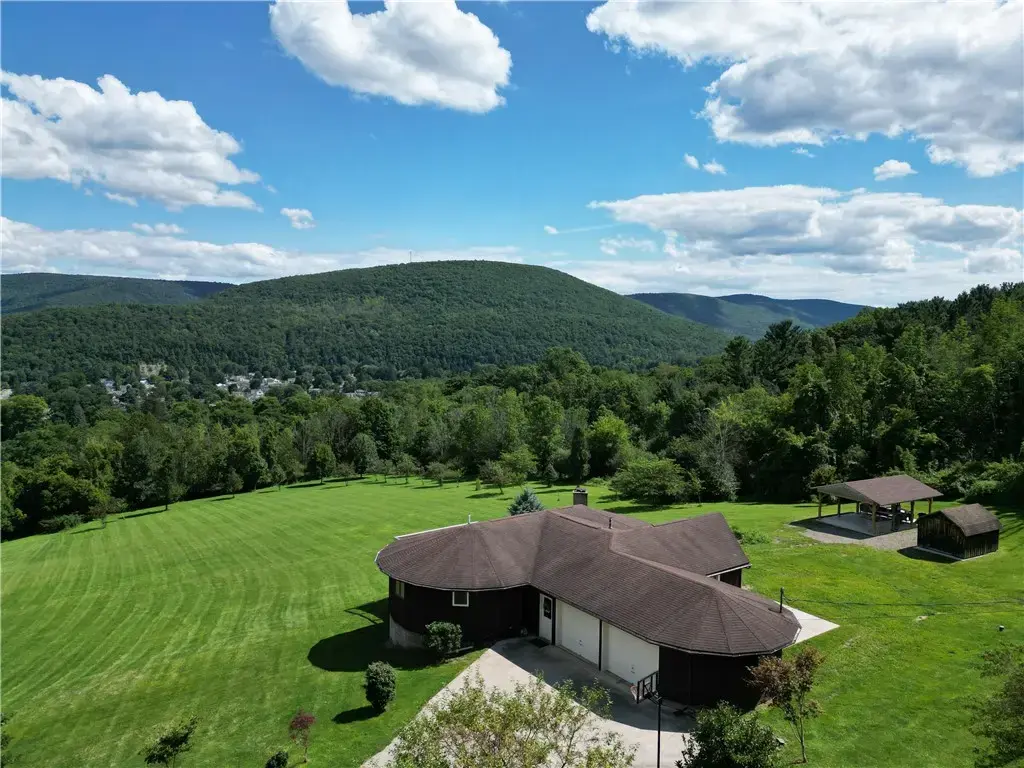 1988 Square Woods Drive, Canisteo