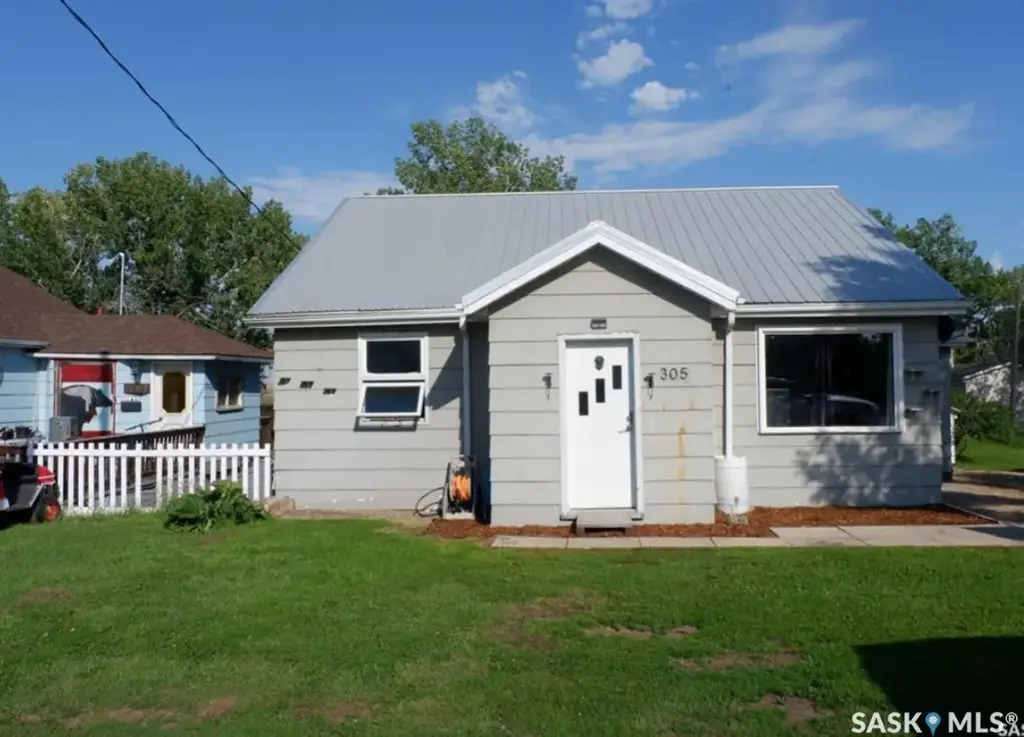 305 1st Street E, Mossbank