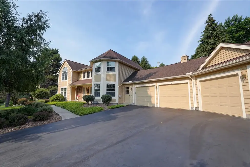 9 Foxboro Lane, Perinton
