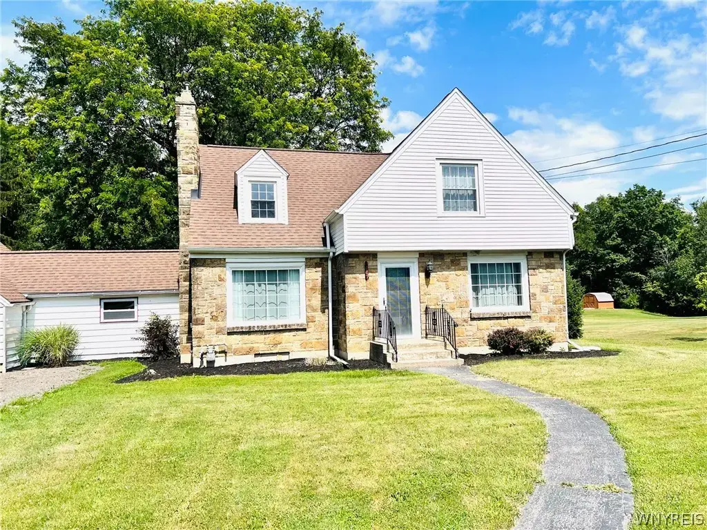 6667 Taylor Road, Hamburg