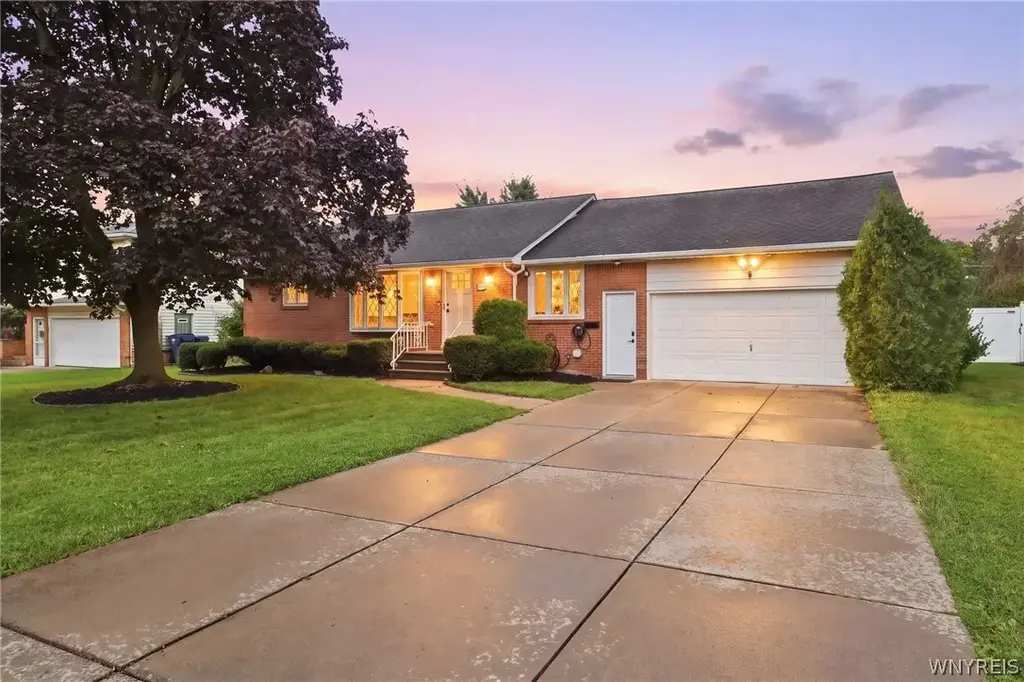 128 Fairways Boulevard, Amherst