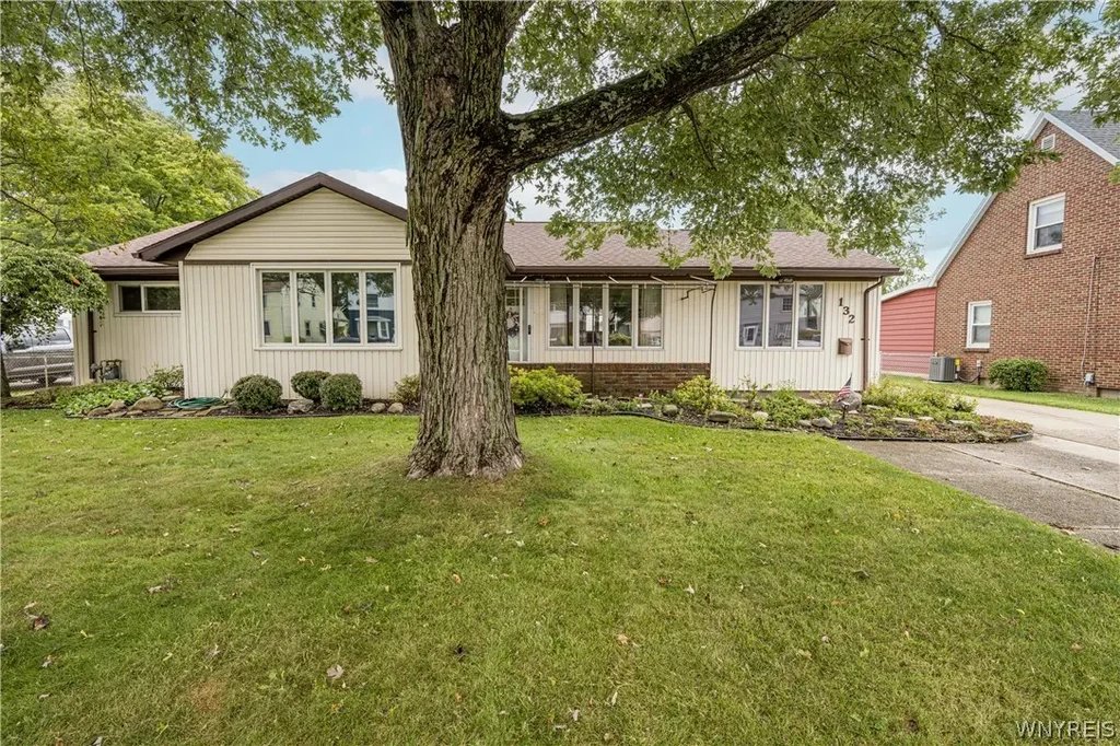 132 Brookside Drive, West Seneca