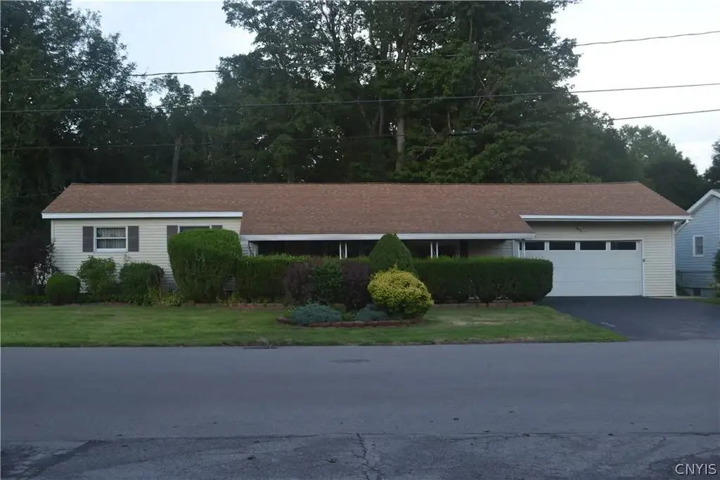 731 Deerfield Drive E, Utica