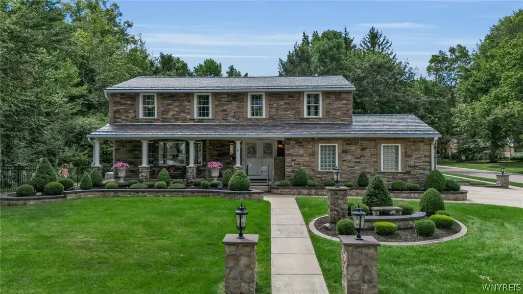 1 Dan Troy Drive, Amherst