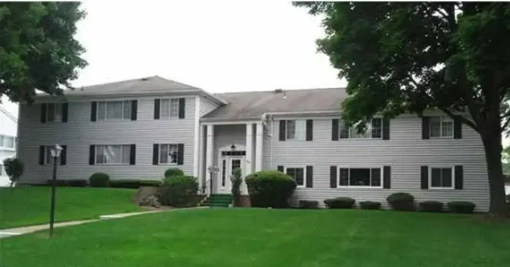 24 Colonial Parkway # F, Pittsford
