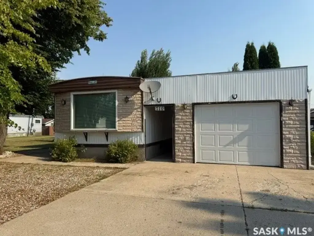 710 5th Avenue W, Melville