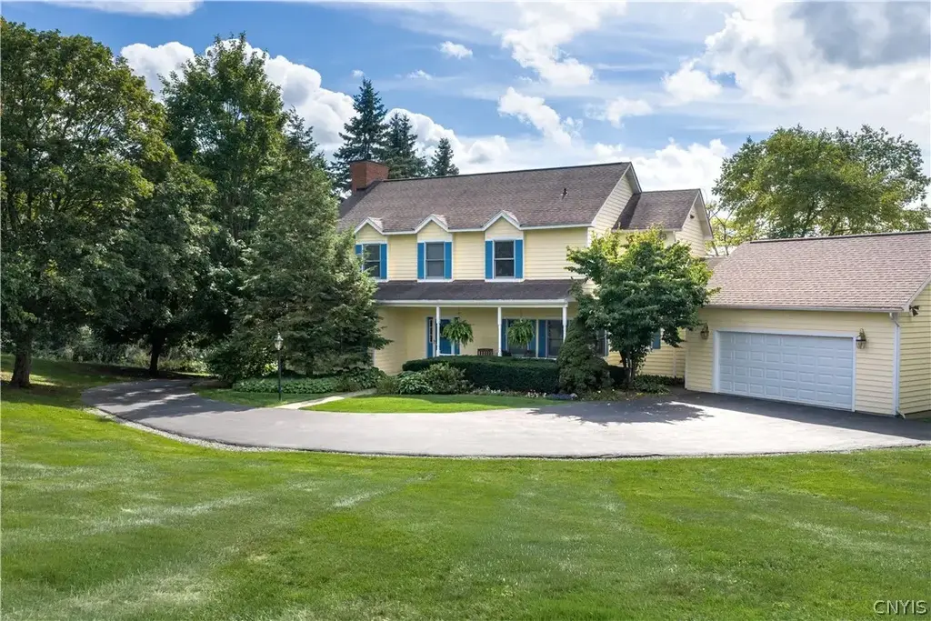 1021 Autumntree Ct, Skaneateles