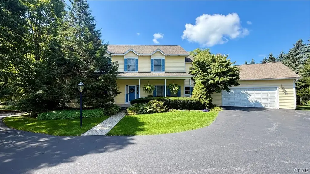1021 Autumntree Ct, Skaneateles