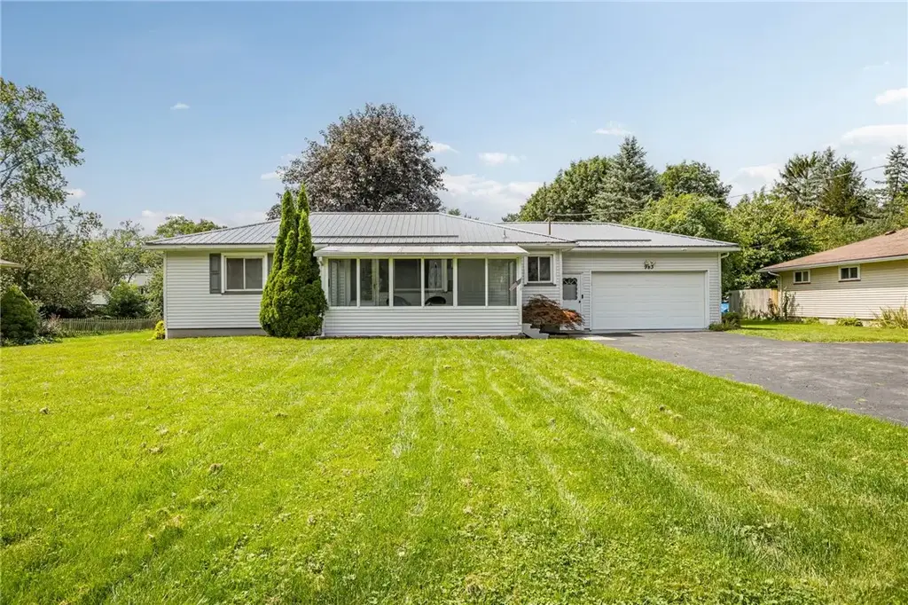 983 Wegman Road, Gates