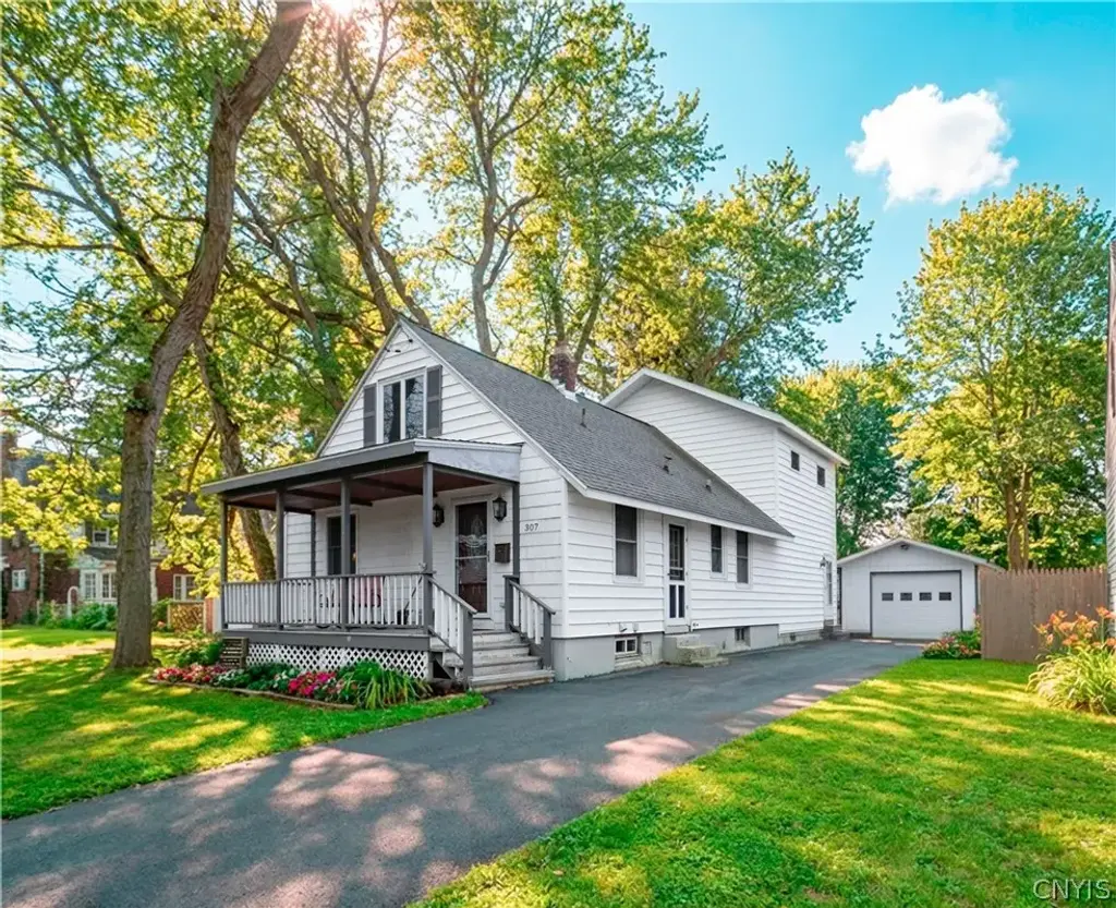307 Lomond Place, Utica