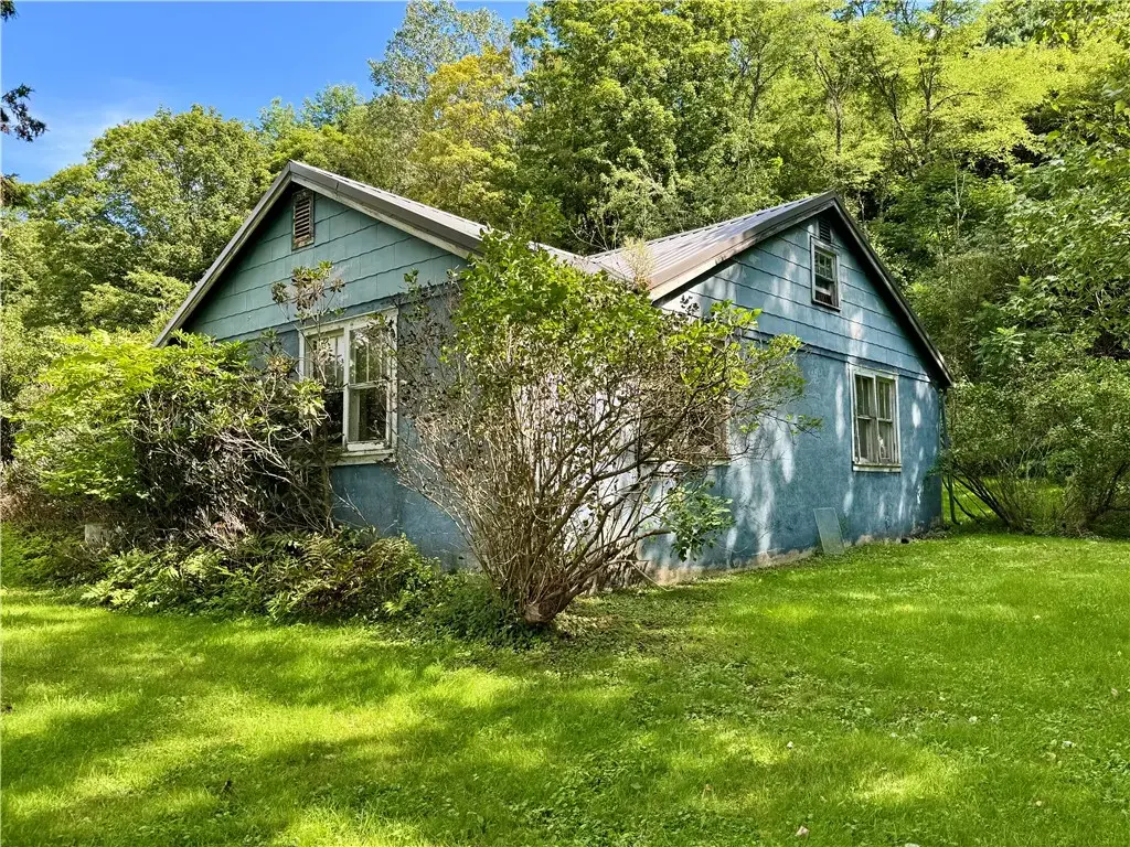 2086 State Highway 23, Morris