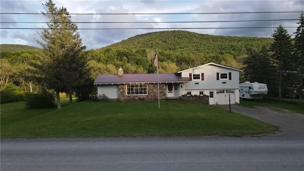 2000 County Highway 41, Roxbury