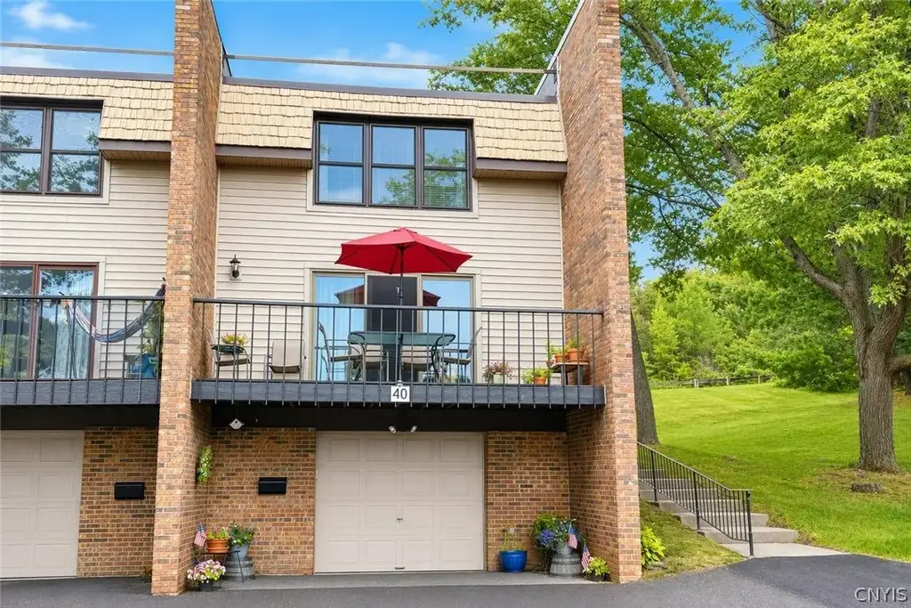 40 Chestnut, New Hartford
